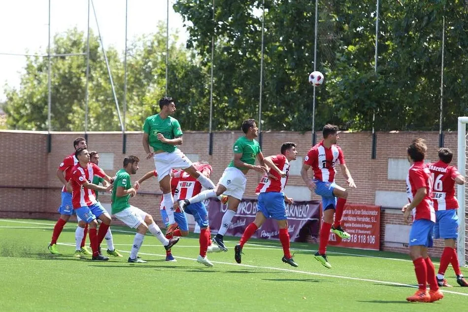Foto 3 - El CD Guijuelo supera su &uacute;ltima prueba de pretemporada ante el Navalcarnero (1-2)