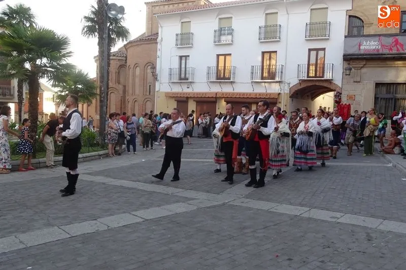 Foto 10 - Pasacalles de folclore&nbsp;para amenizar la I Feria del Barro  