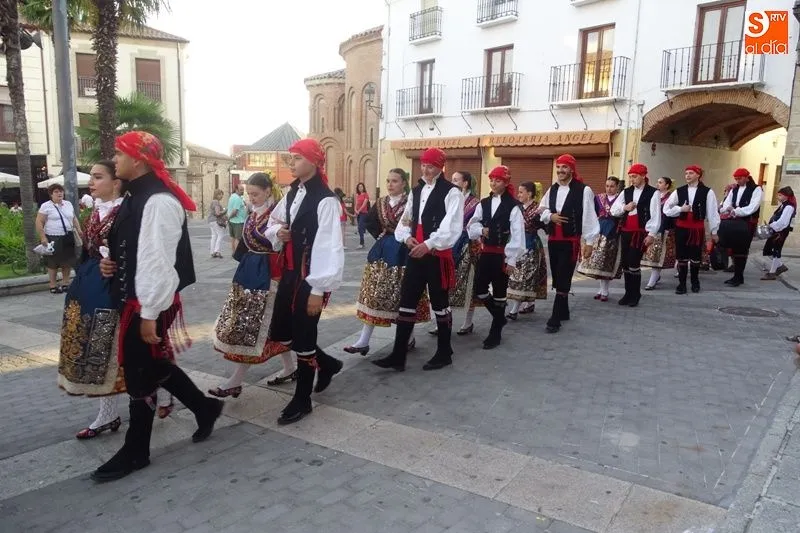 Foto 7 - Pasacalles de folclore&nbsp;para amenizar la I Feria del Barro  