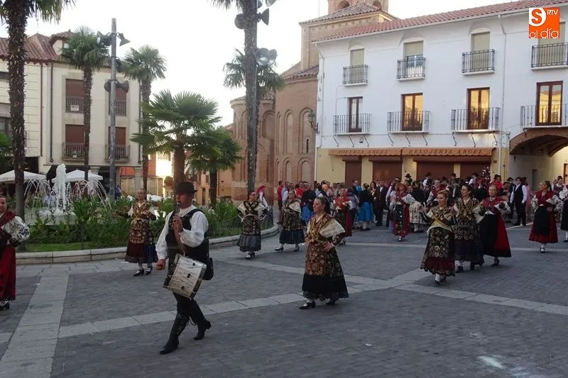 Foto 4 - Pasacalles de folclore&nbsp;para amenizar la I Feria del Barro  