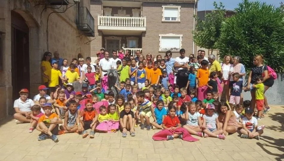 Foto de familia con los niños participantes en la clase / ANA PEDRERO