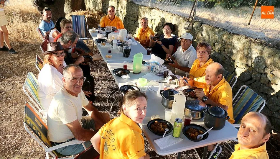 Como cada año, los integrantes de la peña El Albero no faltaron a al cita / CORRAL