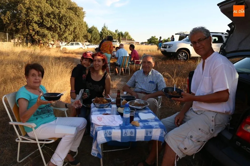 Foto 3 - En Villavieja se preparan con 1.100 raciones de carne para lo que est&aacute; por llegar  
