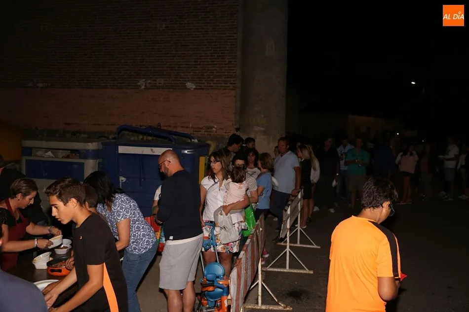 Foto 8 - La semana cultural finaliza con caldereta solidaria y m&uacute;sica de acorde&oacute;n