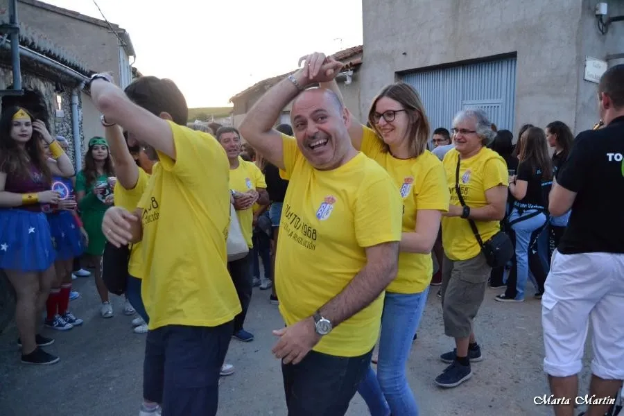 Las peñas bailan al ritmo de la charanga | Fotos: Marta Martín