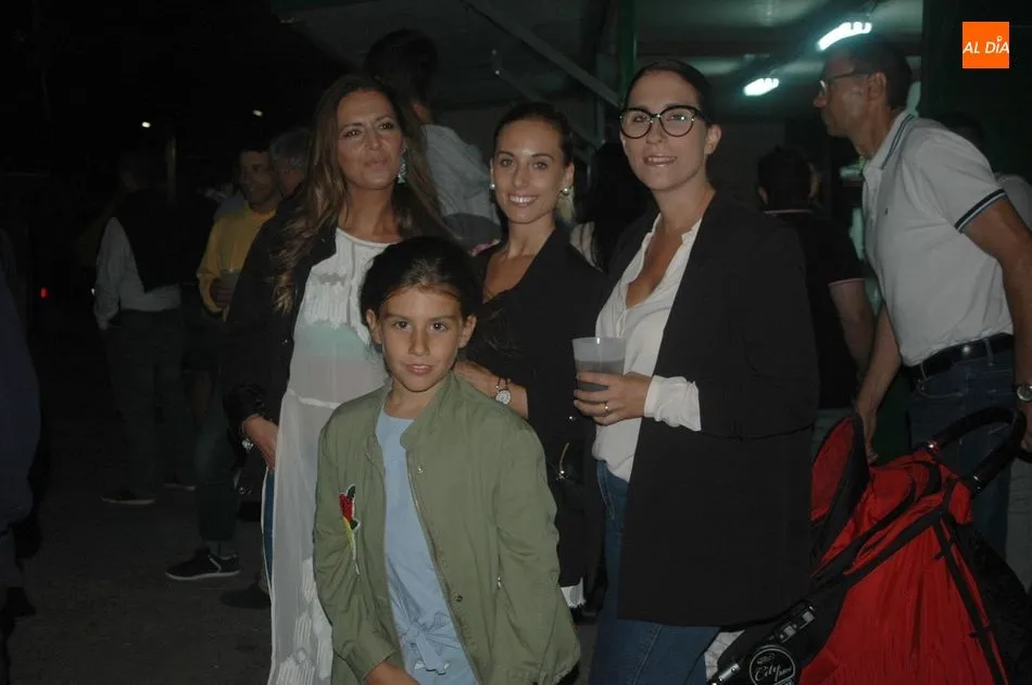 Foto 5 - Los Sobraos llenan la plaza de Cip&eacute;rez  