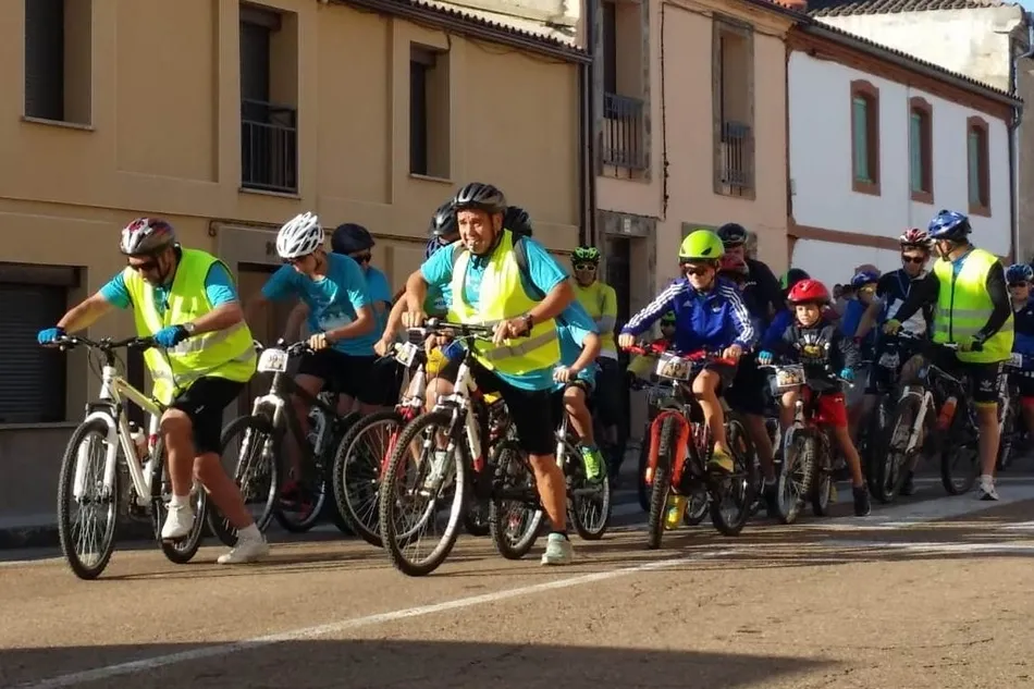 Foto 10 - Cerca de un centenar de personas toma parte en la emblem&aacute;tica ruta BTT Cicloturista  