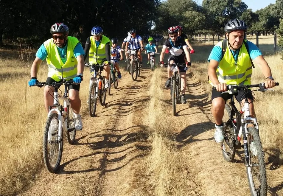 Foto 8 - Cerca de un centenar de personas toma parte en la emblem&aacute;tica ruta BTT Cicloturista  