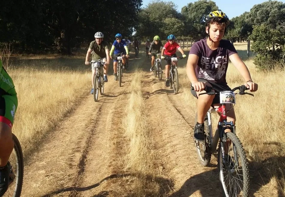 Foto 11 - Cerca de un centenar de personas toma parte en la emblem&aacute;tica ruta BTT Cicloturista  
