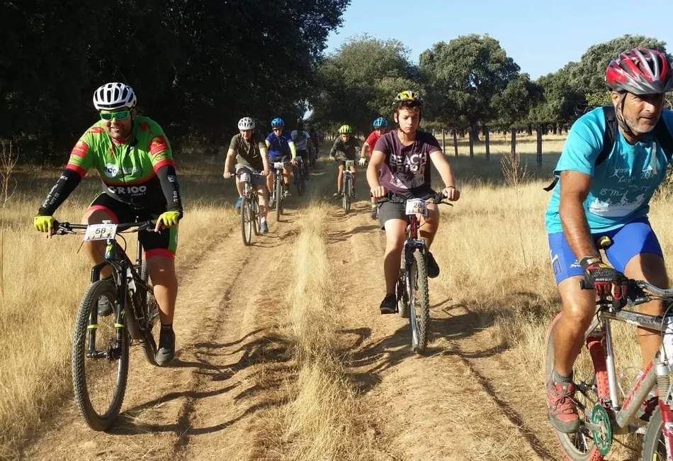 Foto 9 - Cerca de un centenar de personas toma parte en la emblem&aacute;tica ruta BTT Cicloturista  