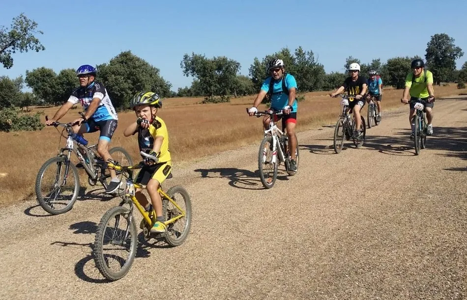 Foto 6 - Cerca de un centenar de personas toma parte en la emblem&aacute;tica ruta BTT Cicloturista  