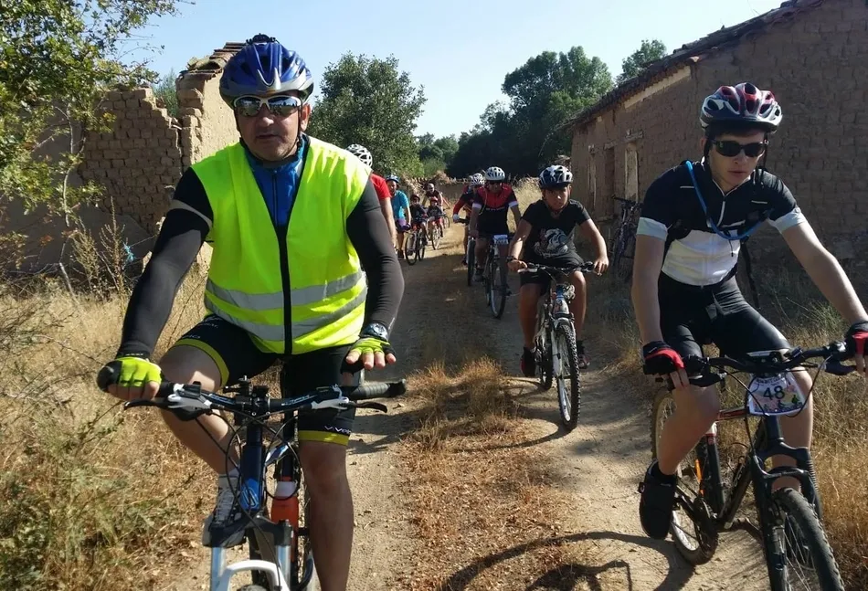 Foto 7 - Cerca de un centenar de personas toma parte en la emblem&aacute;tica ruta BTT Cicloturista  
