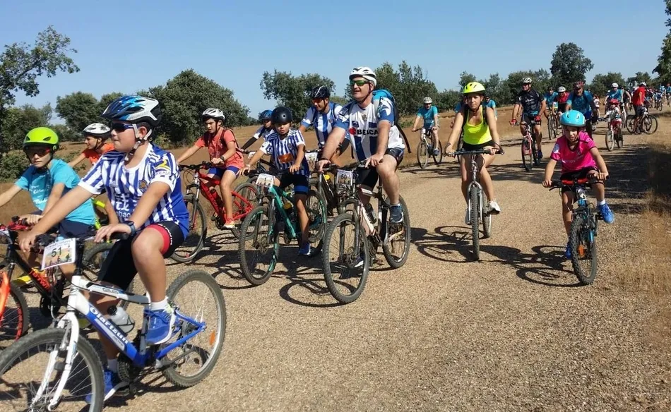 Cerca de un centenar de personas toma parte en la emblemática ruta BTT Cicloturista  