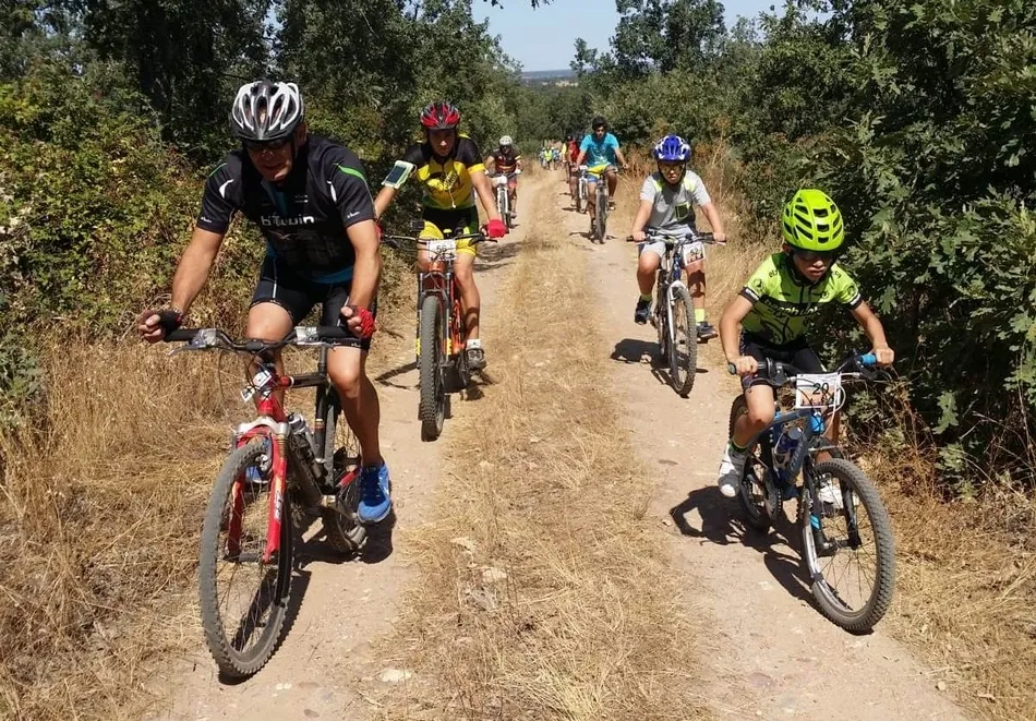 Foto 4 - Cerca de un centenar de personas toma parte en la emblem&aacute;tica ruta BTT Cicloturista  