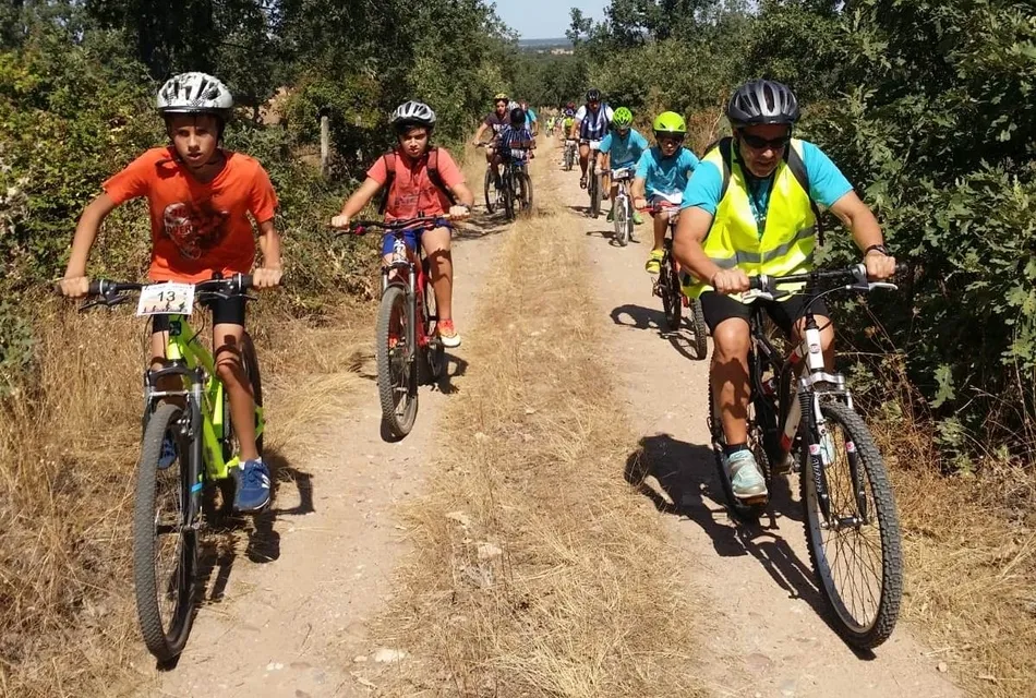 Foto 3 - Cerca de un centenar de personas toma parte en la emblem&aacute;tica ruta BTT Cicloturista  