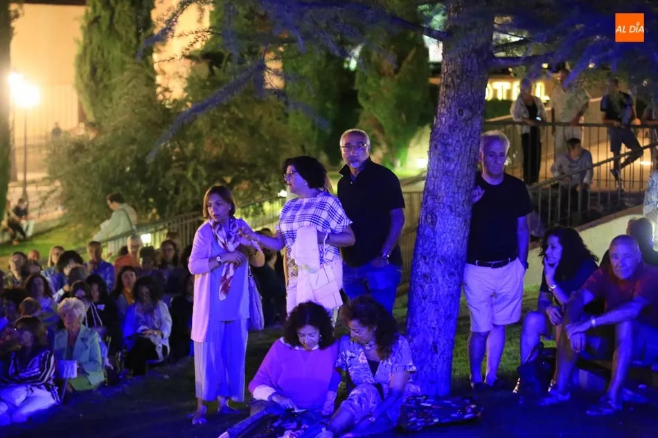 Foto 9 - Brillante concierto de Zaragata Folko en los Jardines de Santo Domingo de la Cruz  