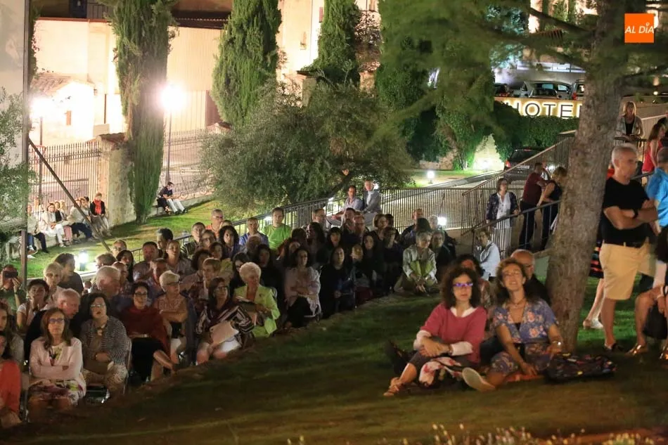 Foto 6 - Brillante concierto de Zaragata Folko en los Jardines de Santo Domingo de la Cruz  