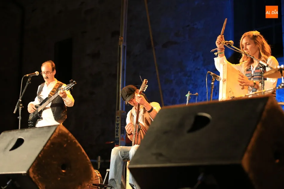 Foto 5 - Brillante concierto de Zaragata Folko en los Jardines de Santo Domingo de la Cruz  