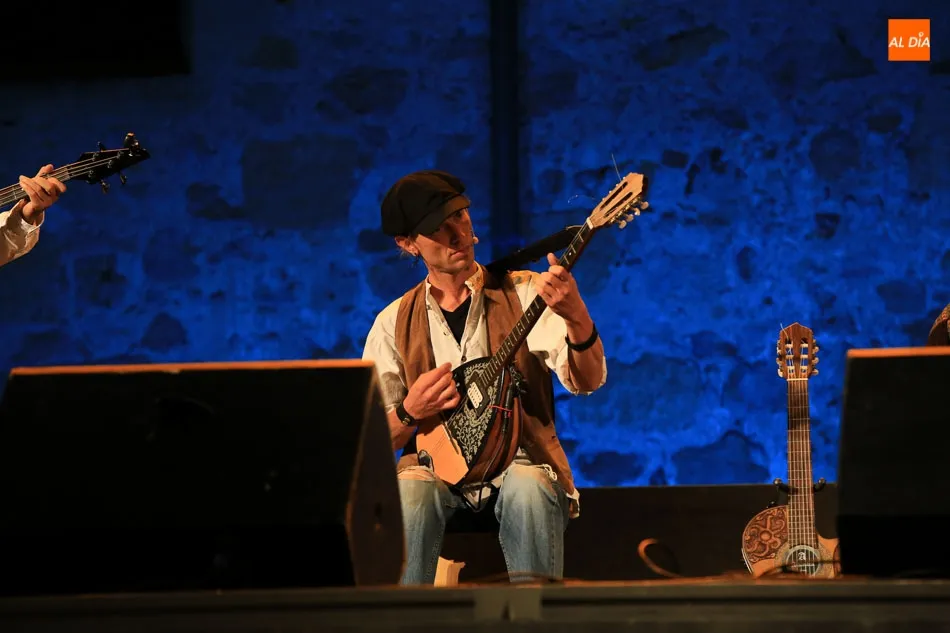 Foto 4 - Brillante concierto de Zaragata Folko en los Jardines de Santo Domingo de la Cruz  