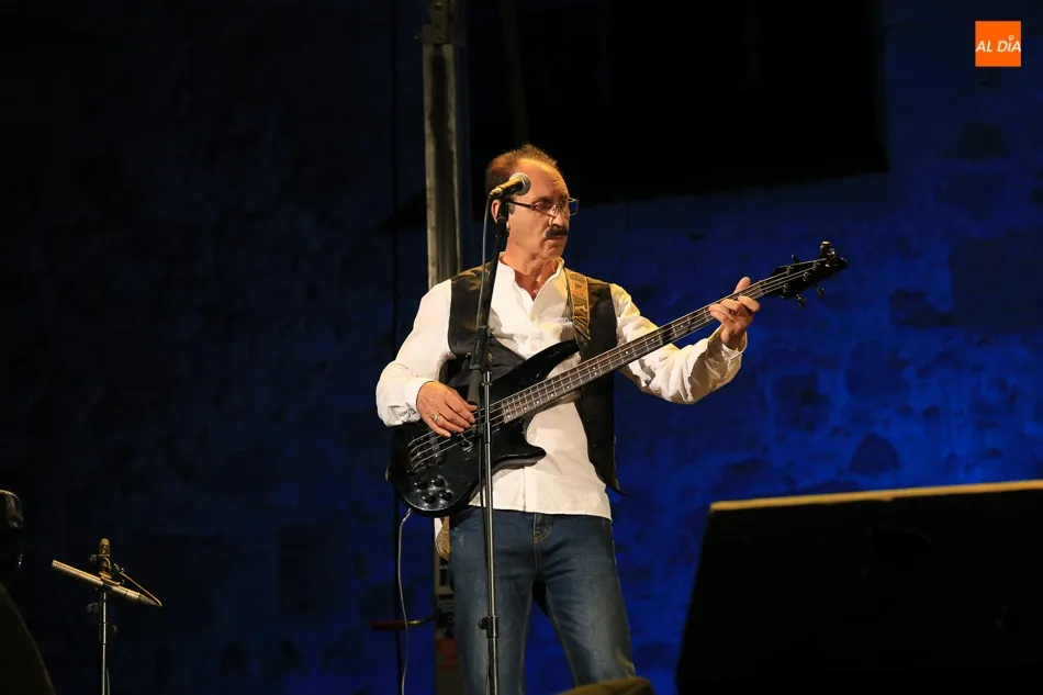 Foto 3 - Brillante concierto de Zaragata Folko en los Jardines de Santo Domingo de la Cruz  