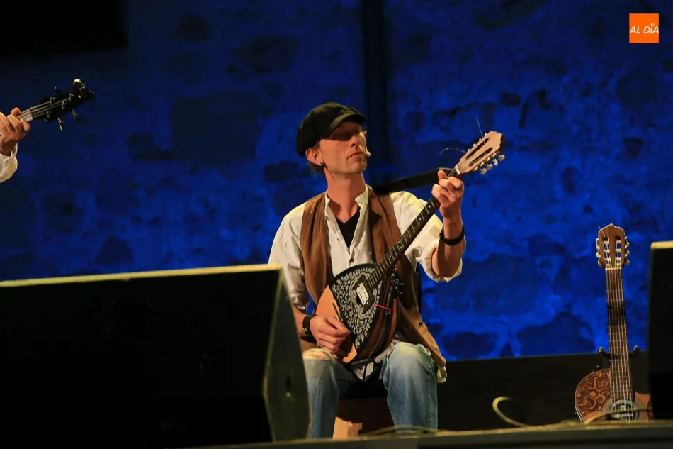 Foto 2 - Brillante concierto de Zaragata Folko en los Jardines de Santo Domingo de la Cruz  