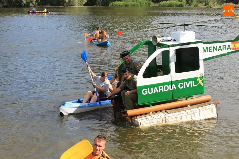 Foto 2 - Un singular helic&oacute;ptero de la Benem&eacute;rita de Almenara surca el Tormes