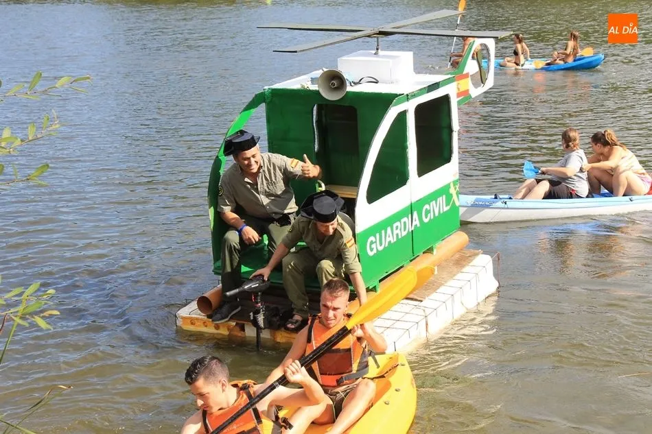 Foto 9 - Un singular helic&oacute;ptero de la Benem&eacute;rita de Almenara surca el Tormes