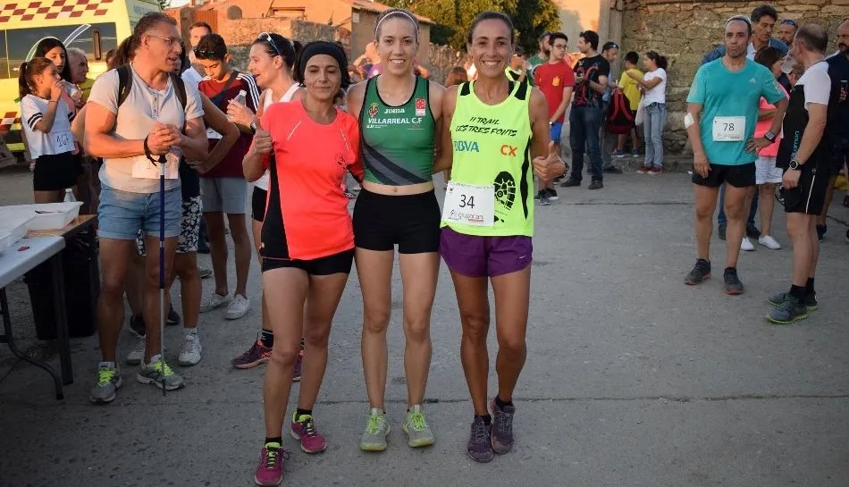 Marta Pescador, la ganadora, junto a Belén Cruz y Gloria Belén Flores