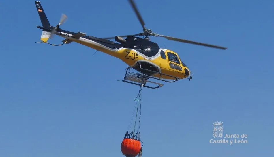 Uno de los helicopteros de la Junta de Castilla y León destinado a combatir los incendios forestales