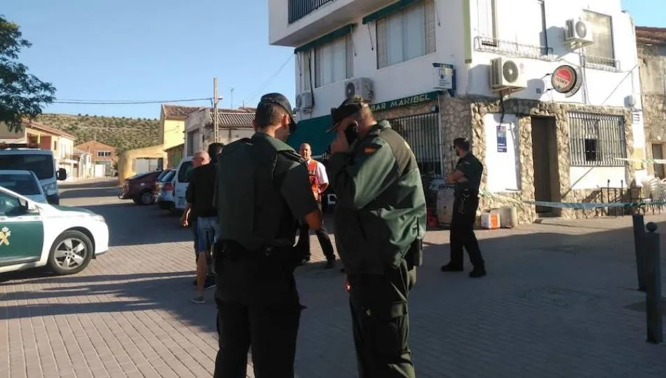 Agentes de la Guardia Civil ante el bar de Castrillo-Tejeriego, donde tuvo lugar el tiroteo. Foto El Norte de Castilla