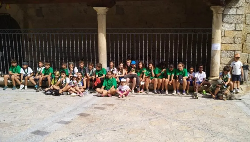 Integrantes del Grupo Scout Impeesa de Carbajosa de la Sagrada, junto a la iglesia de esta localidad