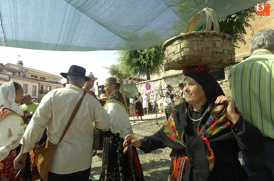 Productos, bailes y sones de la tierra conquistaron la Plaza Mayor de Fuenteguinaldo | Fotos Adrián Martín