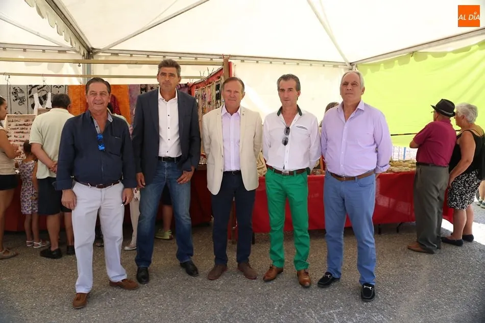 Las autoridades visitan la feria en la inauguración