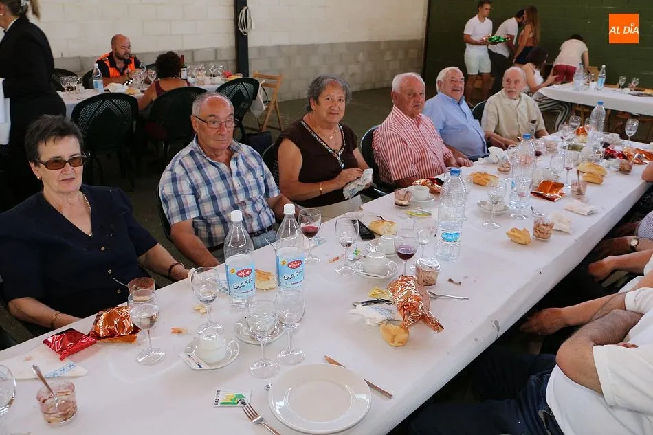 Foto 10 - Los mayores comparten mesa para despedir las fiestas