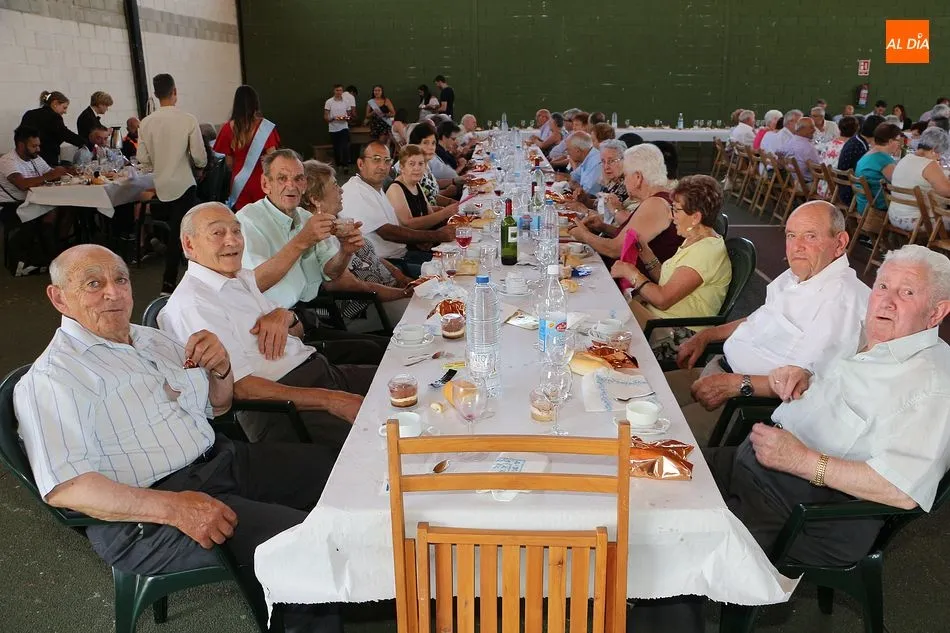 Foto 9 - Los mayores comparten mesa para despedir las fiestas