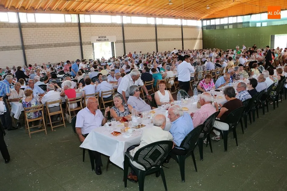 Foto 8 - Los mayores comparten mesa para despedir las fiestas