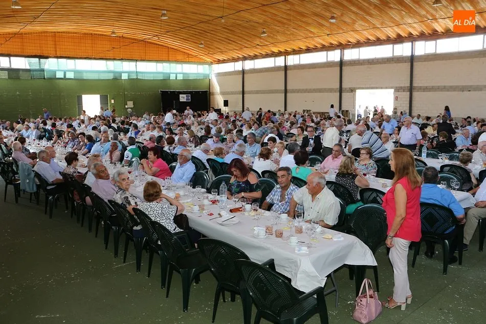 Foto 7 - Los mayores comparten mesa para despedir las fiestas
