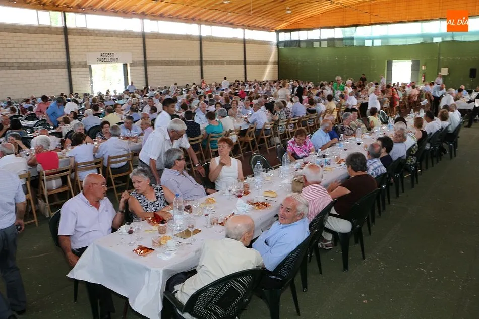Foto 6 - Los mayores comparten mesa para despedir las fiestas