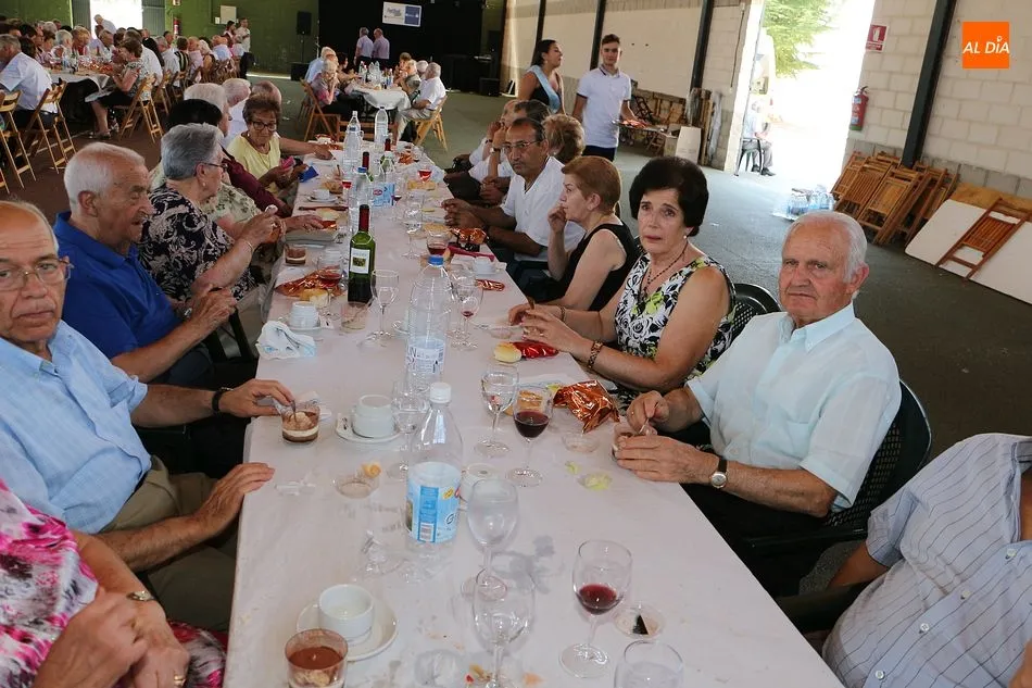 Foto 5 - Los mayores comparten mesa para despedir las fiestas