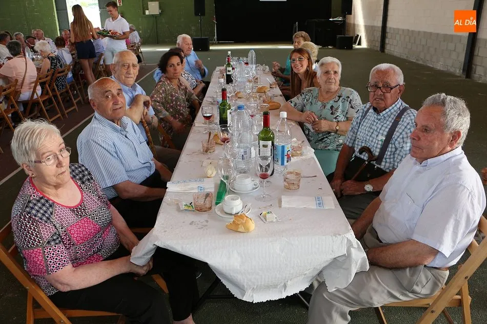 Foto 4 - Los mayores comparten mesa para despedir las fiestas