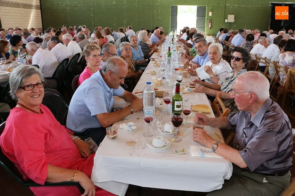 Foto 3 - Los mayores comparten mesa para despedir las fiestas