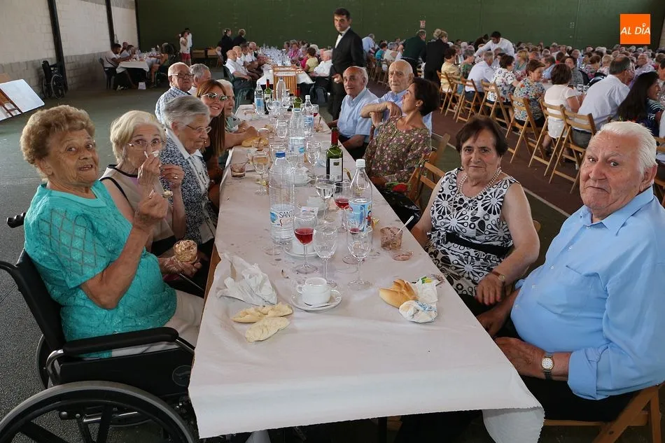 Foto 2 - Los mayores comparten mesa para despedir las fiestas