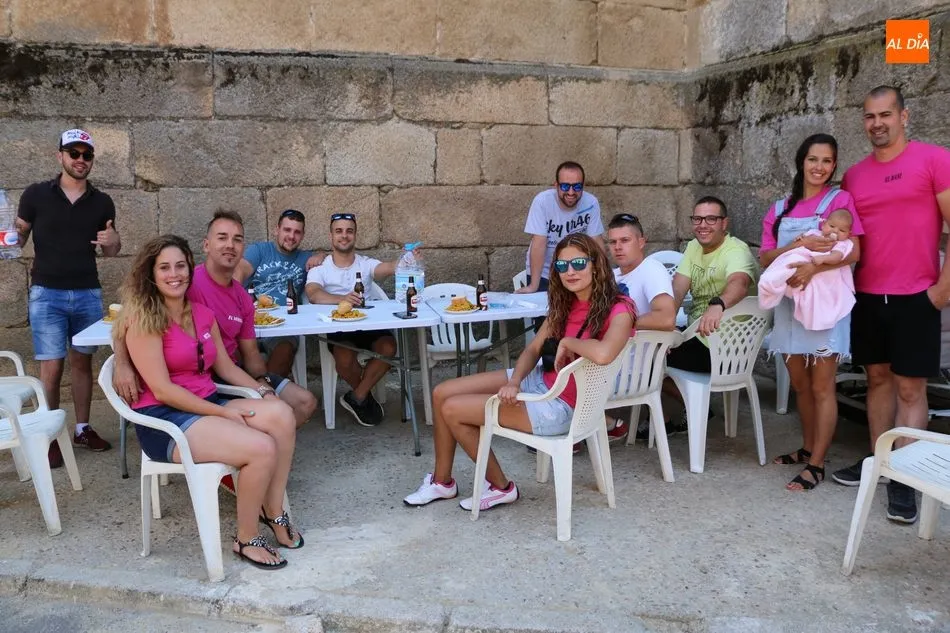 Foto 7 - En Masueco cogen fuerzas con una paellada ante lo&nbsp;que se les viene encima  