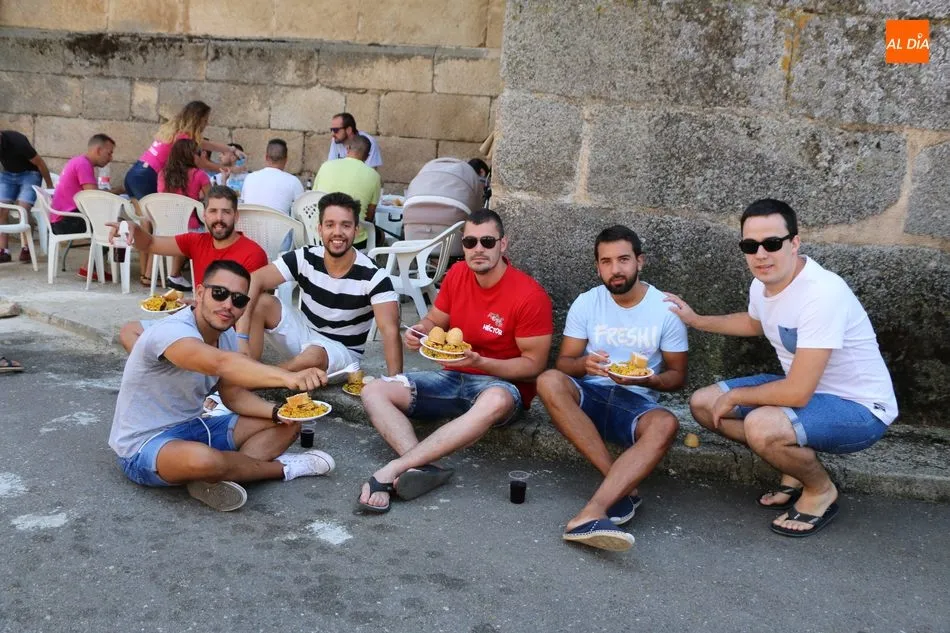 Foto 3 - En Masueco cogen fuerzas con una paellada ante lo&nbsp;que se les viene encima  
