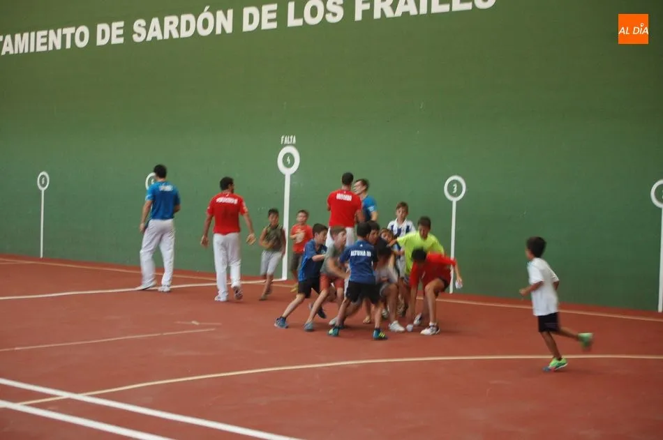 Foto 7 - La pelota a mano protagoniza una nueva jornada festiva en Sard&oacute;n de los Frailes  