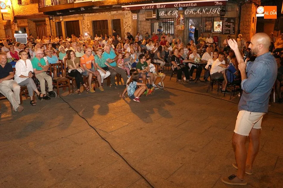 Alain Hernández dedicó unas palabras a los vecinos de la localidad antes de comenzar la proyección de su película Que baje Dios y lo vea