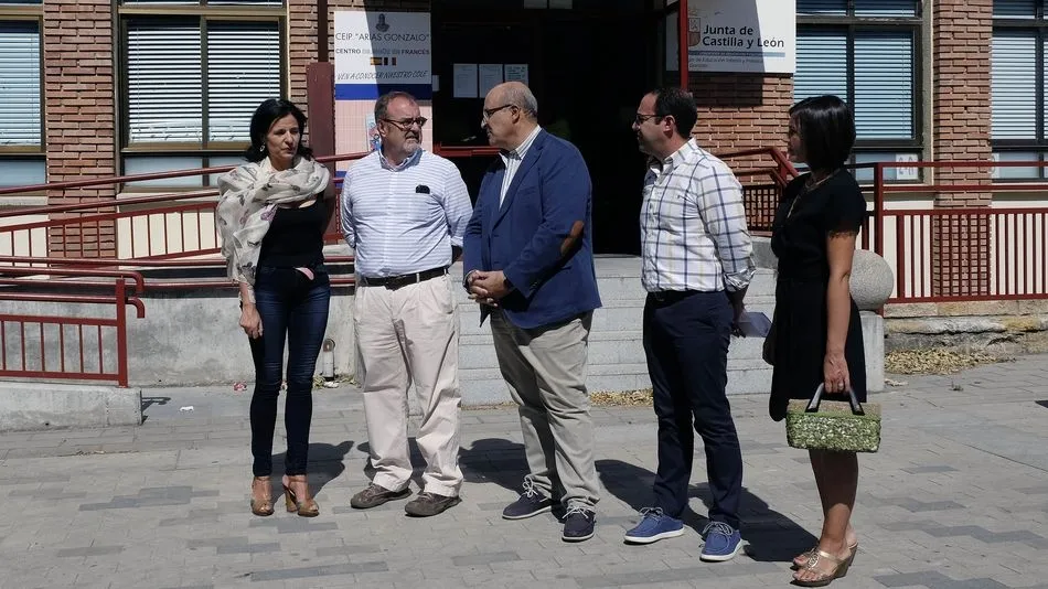 Fernando Rey (segundo por la izquierda), durante su visita al CEIP Arias Gonzalo, de Zamora.