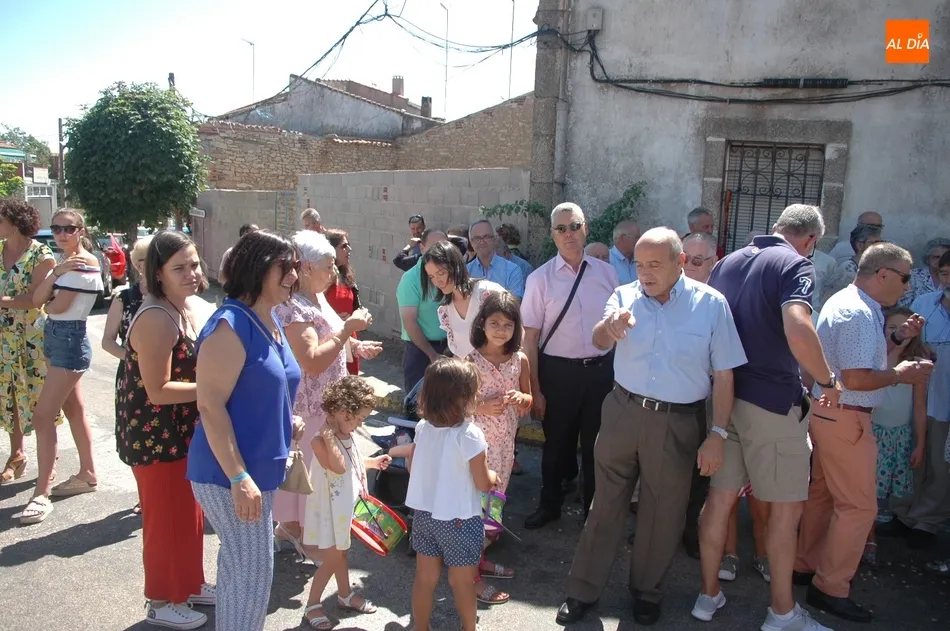 Foto 5 - San Bernardo sale en procesi&oacute;n en Masueco acompa&ntilde;ado de los vecinos  