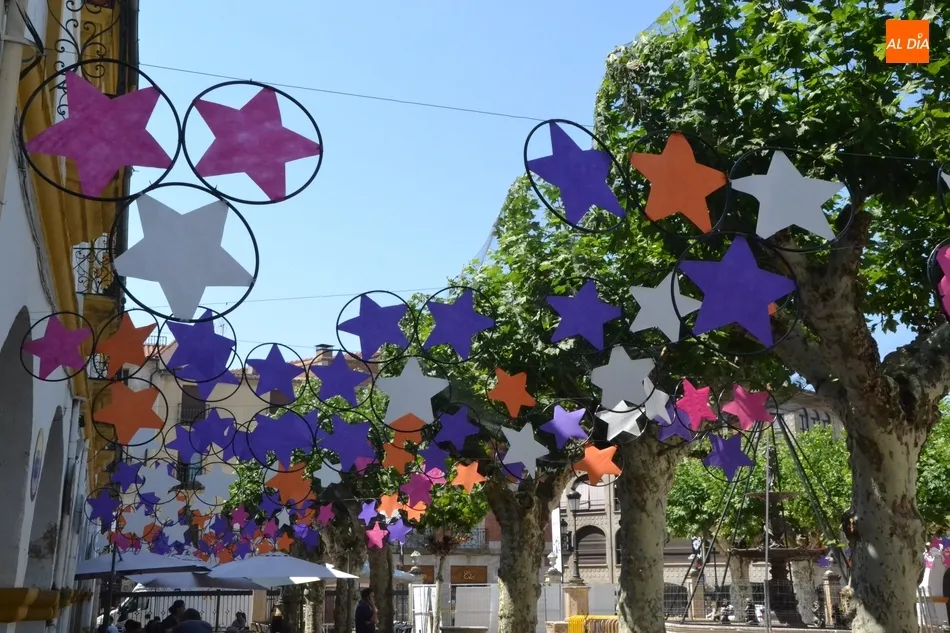 Foto 2 - D&iacute;as de Feria: Explosi&oacute;n de estrellas de colores en la Plazuela del Buen Alcalde  