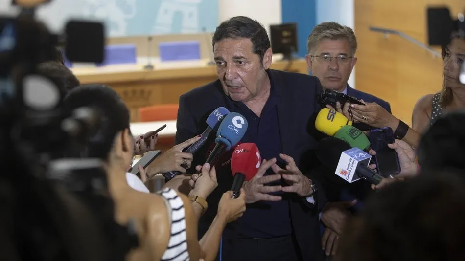 El consejero de Sanidad, Antonio María Sáez, tras la reunión